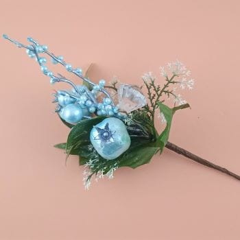 gałązka błękitna z jabłuszkiem świąteczna do stroików wieńców dekoracji.jpg