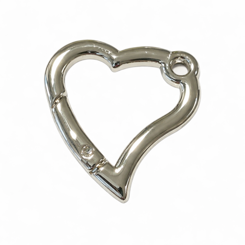 metalowy karabińczyk w kształcie serca
