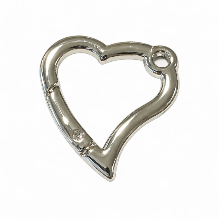 metalowy karabińczyk w kształcie serca