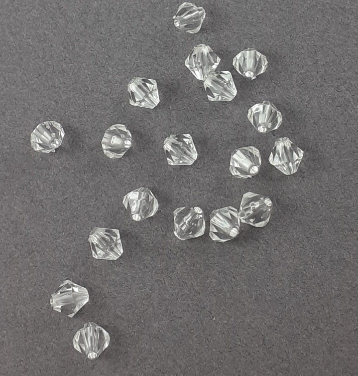 koraliki-diamenciki-przezroczyste-akrylowe-plastikowe-lapacz-snow.jpg